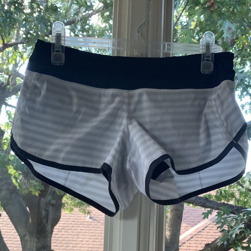 Women’s Lululemon Speedup Shorts 2.5in- Grey stripes